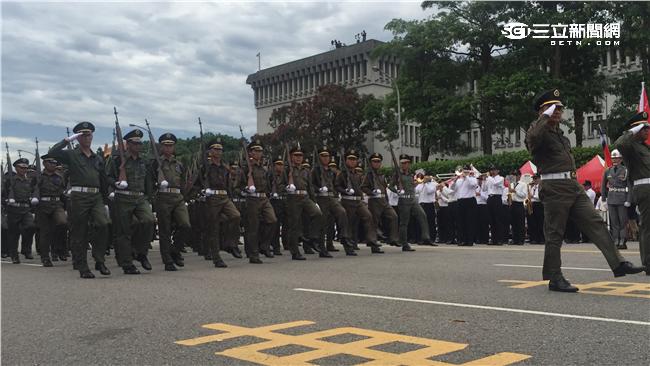 一群五年級生在凱達格蘭大道重現踢正步的英姿，喚回熱血軍人魂。（記者／盧冠妃攝影）
