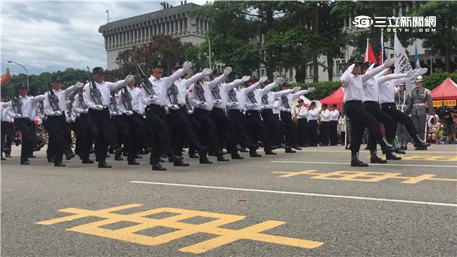 一群五年級生在凱達格蘭大道重現踢正步的英姿，喚回熱血軍人魂。（記者／盧冠妃攝影）