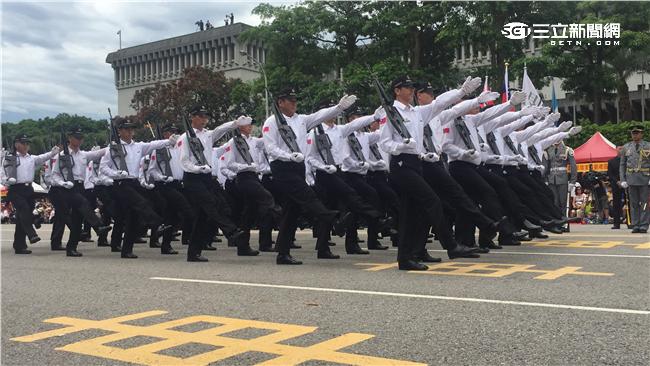 一群五年級生在凱達格蘭大道重現踢正步的英姿，喚回熱血軍人魂。（記者／盧冠妃攝影）