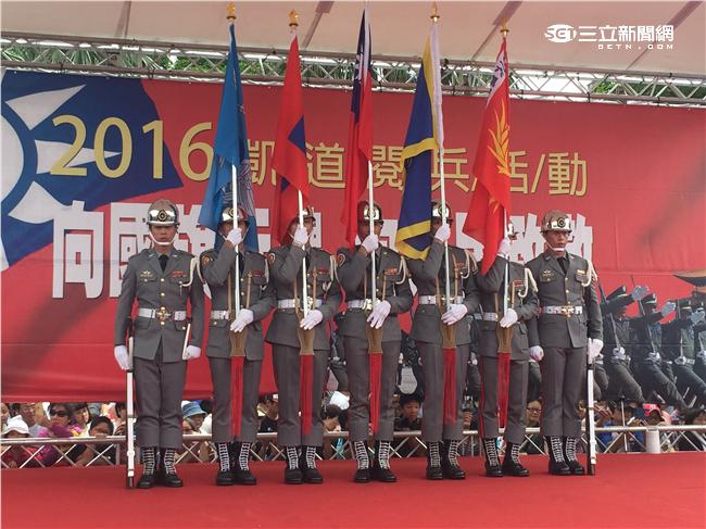 一群五年級生在凱達格蘭大道重現踢正步的英姿，喚回熱血軍人魂。（記者／盧冠妃攝影）