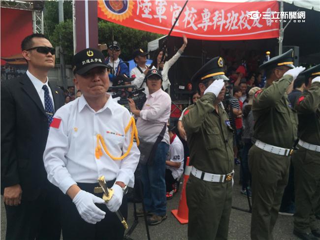 一群五年級生在凱達格蘭大道重現踢正步的英姿，喚回熱血軍人魂。（記者／盧冠妃攝影）