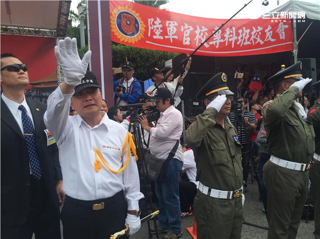 一群五年級生在凱達格蘭大道重現踢正步的英姿，喚回熱血軍人魂。（記者／盧冠妃攝影）