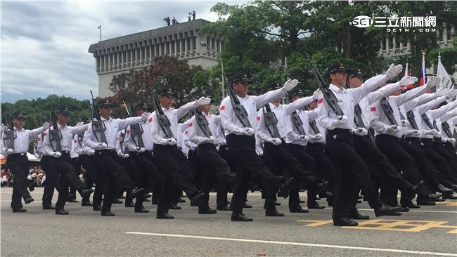 一群五年級生在凱達格蘭大道重現踢正步的英姿，喚回熱血軍人魂。（記者／盧冠妃攝影）
