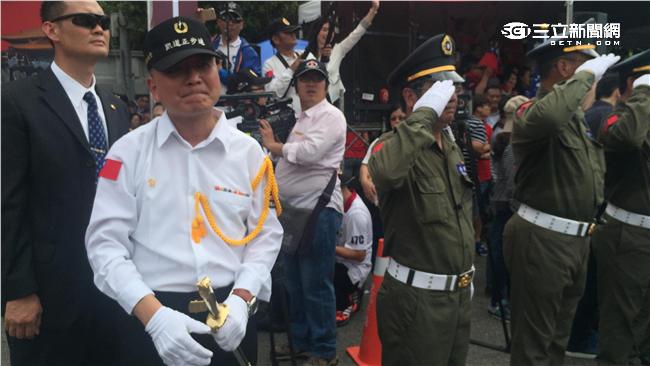 老憲兵踢正步超整齊！何啟聖感動落淚