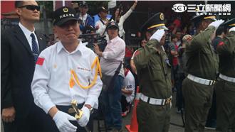 老憲兵踢正步超整齊！何啟聖感動落淚