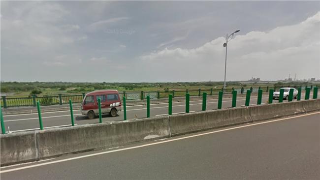 騎重機追撞貨車　人倒地不治車斷兩截