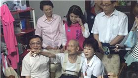 洪素珠事件連日發酵，國民黨主席洪秀柱近日還特意南下探訪遭洪辱罵的老榮民。（圖／洪秀柱臉書）