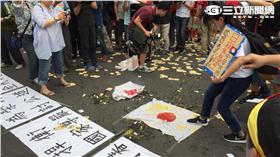 愛國同心會進攻台灣民政府、洪素珠、抗議、日本國旗（圖／記者張之謙攝）
