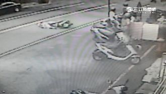 疑手把害互卡擦撞　阿嬤失去重心摔地