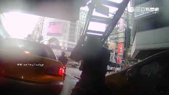 耍特技？阿伯單手扛梯騎車鑽車陣