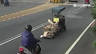 改裝車？自行車加裝拖車　甩尾過鐵路