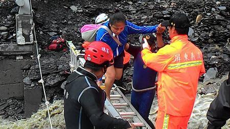 霧台大武村便橋沖毀　雙截梯撤離村民