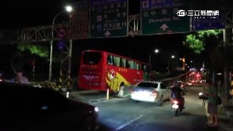 客運司機開夜車恍神　自撞橋墩車頭毀