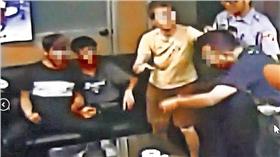 不孝子演家暴戲　踹壞家具挑釁父親／翻攝畫面　-吵架-