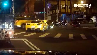 兩台「小黃」相撞！法拉利車頭稀巴爛