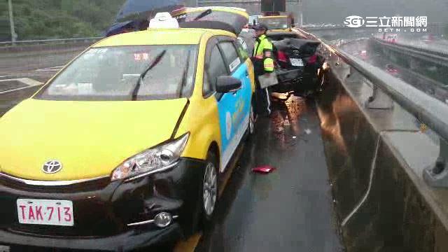 採訪車遭小黃追撞　司機下車被撞飛
