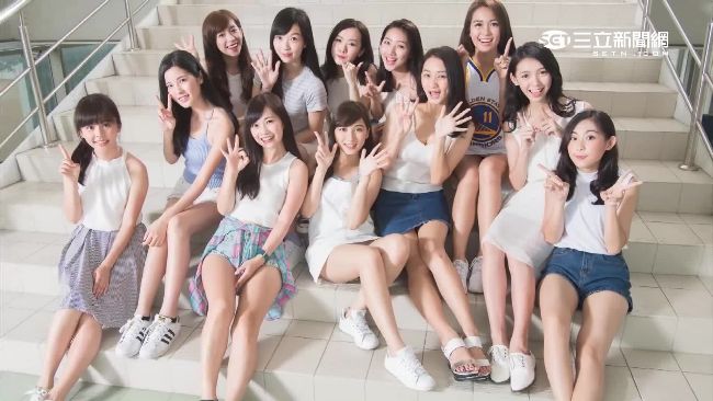 淡江女孩拍月曆　美景正妹全入鏡