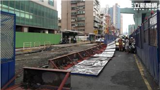 強陣風釀禍　捷運圍籬倒塌壓汽機車