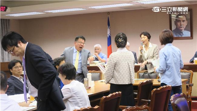 為縮短陸配取得身分證年限　藍綠口角