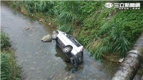 宜蘭休旅車翻落橋下