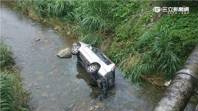 飆太快？　宜蘭6大學生翻車滾落橋下