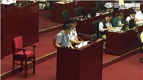 ▲柯文哲體驗揹書包喊重（圖／記者盧冠妃攝）