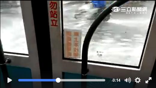 台中暴雨！ 臺灣大道變水樂園
