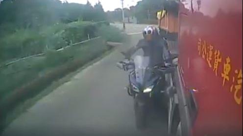 砂石車輾斃重機騎士　驚悚影片曝光
