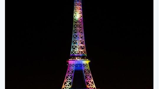哀悼美屠殺案！艾菲爾鐵塔點亮彩虹燈