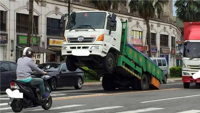 大貨車翹孤輪　「柯博文跟大家問好」