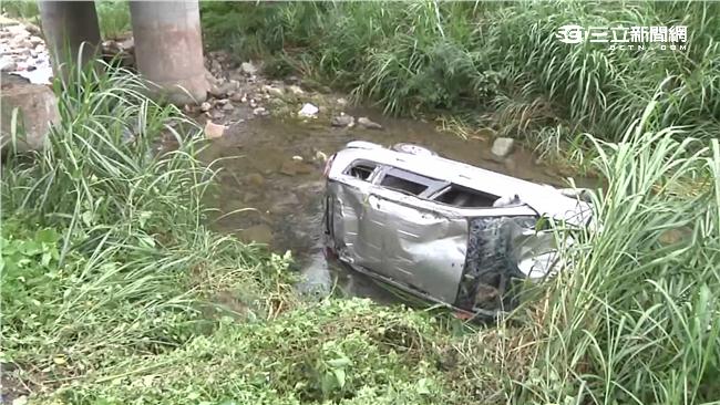 影／休旅車墜河道　遛狗目擊者有話說