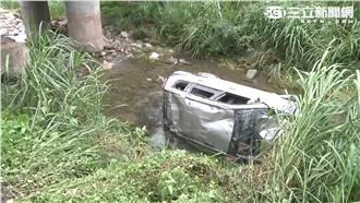 影／休旅車墜河道　遛狗目擊者有話說