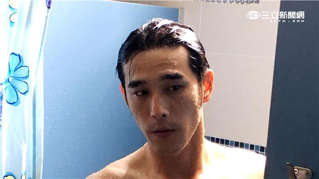 黃騰浩洗澎澎　秀出精壯身材好害羞