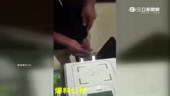 男子自備鐵絲進超商　猛勾愛心箱零錢