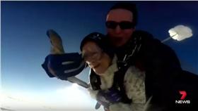 跳傘,老婦/youtube：mediafeed