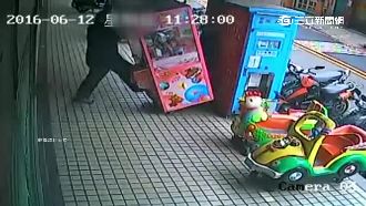 猛搖又狠踹　男玩夾娃娃機行徑超暴力