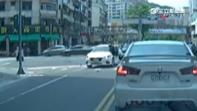 機車撞轎車　騎士車頂翻滾多圈重摔地