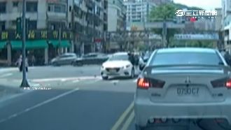 機車撞轎車　騎士車頂翻滾多圈重摔地