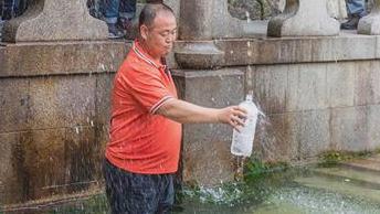 無視寺廟排隊人龍　遊客跳水池接泉水