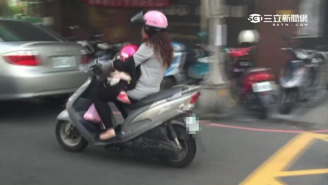 一手撐女童睡大腿　母單手騎車恐挨罰