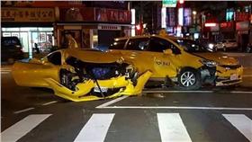 法拉利撞計程車（圖／翻攝自爆料公社）