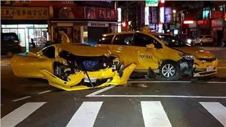 影／法拉利車頭被撞爛　車主背景驚人