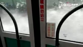 公車道積水濺大浪　乘客揶揄：出海了