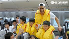 華航公益圓夢日邀請林書豪登上華航波音聯名彩繪機。（圖／記者簡佑庭攝影）