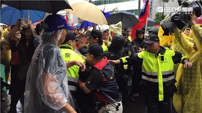 影／白狼率眾抗議　公民記者遭追打