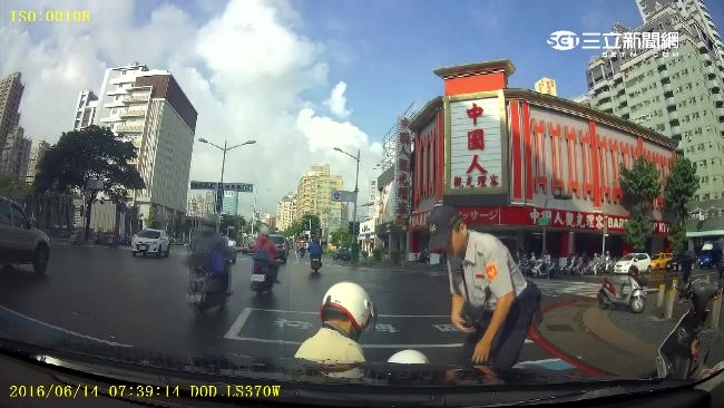網友傳照控警撞人　被行車紀錄器打臉