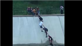 哈薩克救狗（圖／翻攝自Tengrinews TV YouTube）