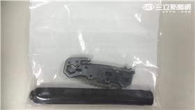 闕男持刀及甩棍攻擊消防員反遭壓制送醫（翻攝畫面）