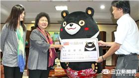 ▲這隻熊來拜訪　陳菊頒市民證給牠（圖／高市府）