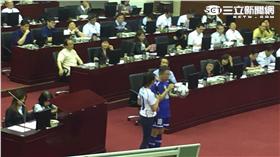 ▲市議員許淑華送柯市長足球裝（圖／記者盧冠妃攝）